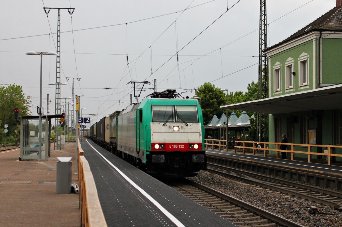 Durchfahrt am 25.04.2014 bei leichtem Regen von Crossrail 186 132 mit einem Containerzug in Müllheim (Baden) gen Süden.