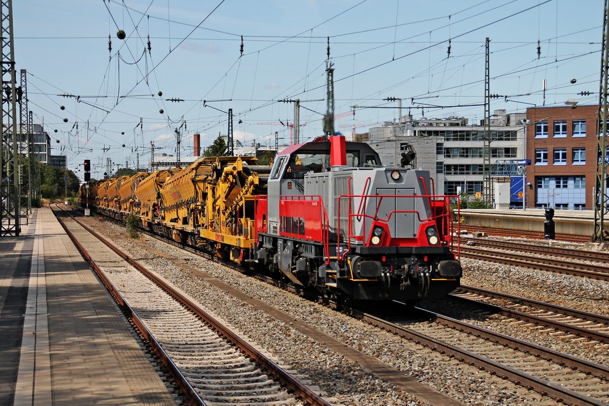 Durchfahrt am 25.08.2015 von SGL V170.19 (261 308-1) mit einem langen und schweren Bauzug in München Heimeranplatz in Richtung Ostbahnhof.