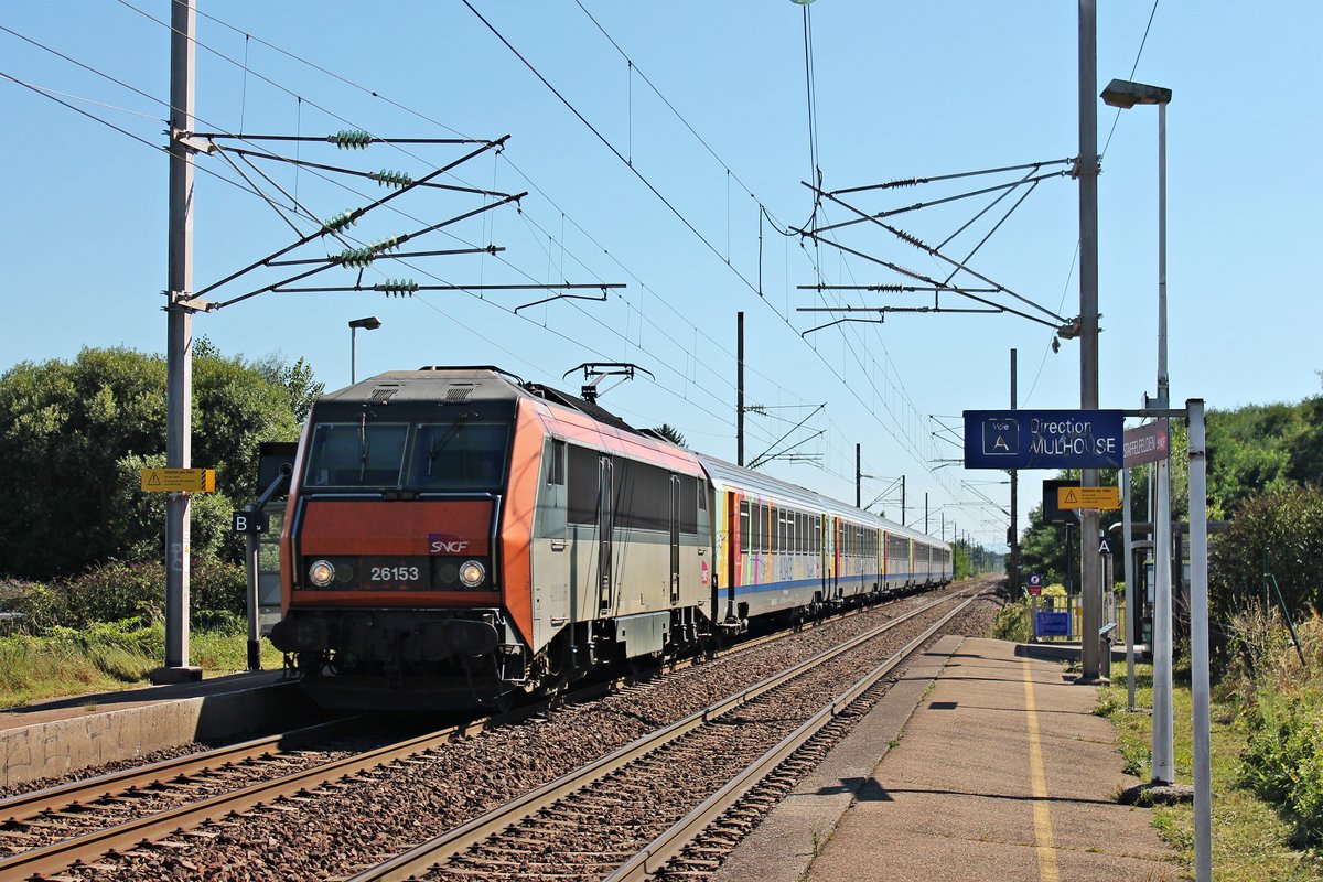 Durchfahrt am 25.08.2016 von SNCF BB 26153 mit ihrem TER (Basel SBB (SNCF) - Strasbourg) in Staffelfelden in Richtung Norden.