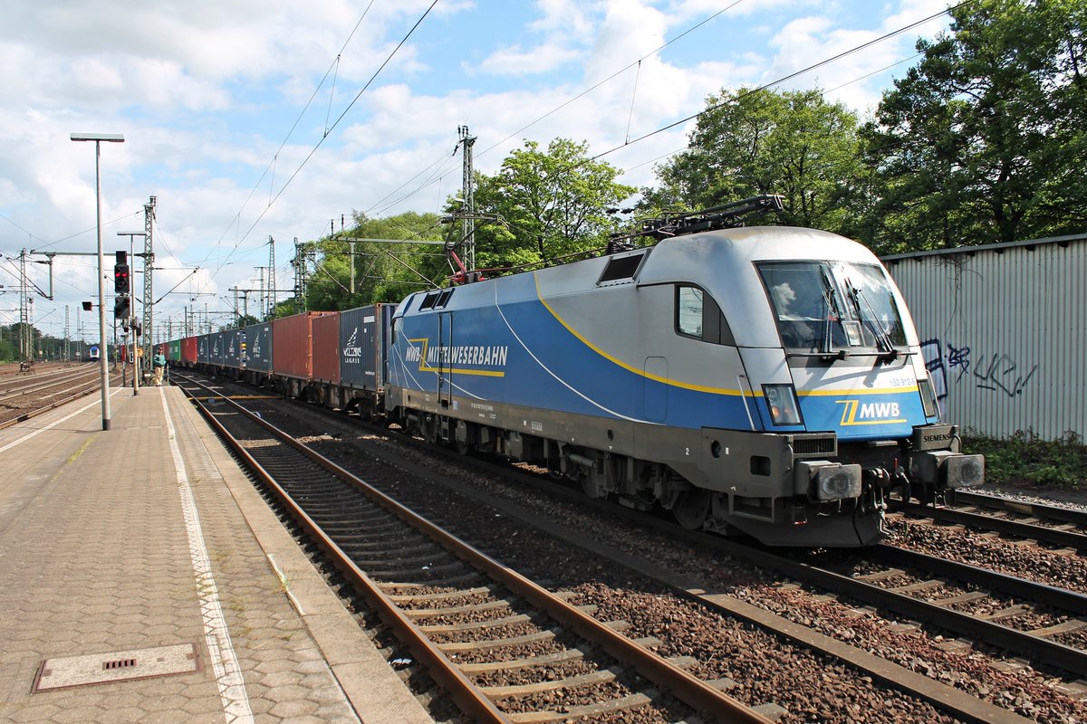 Durchfahrt am 26.05.2015 von MWB 182 912-6 mit einem Containerzug in den Hamburger Hafen in Hamburg Harburg.