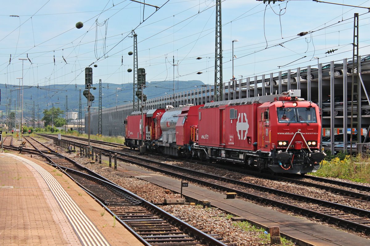 Durchfahrt am 26.06.2015 vom SBB Lösch- und Rettungszug XTmas 177 002-4  Basel  in Basel Bad Bf über Gleis 1 in Richtung Basel Bad Rbf/Weil am Rhein.