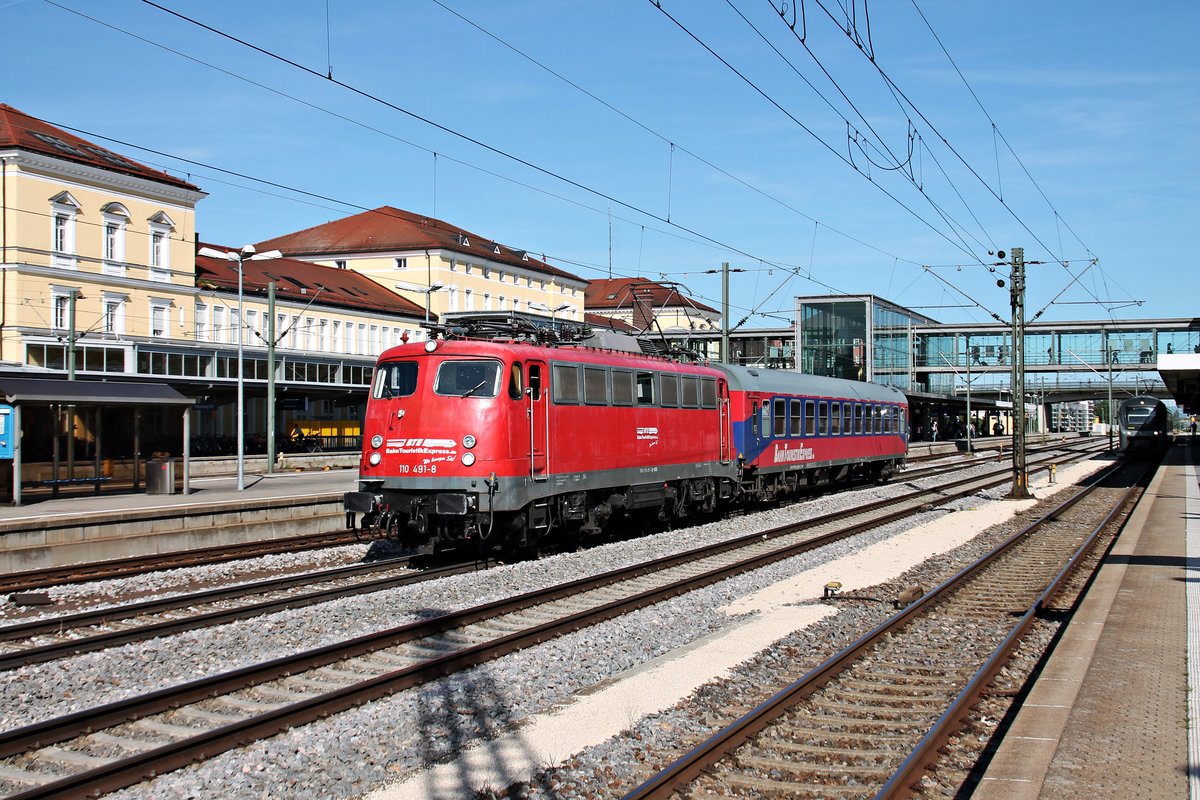 Durchfahrt am 26.08.2015 von BTE 110 491-8 mit einem BTE-Wagen als Überführung über Gleis 6 durch den Regensburger hauptbahnhof in Richtung Nürnberg.