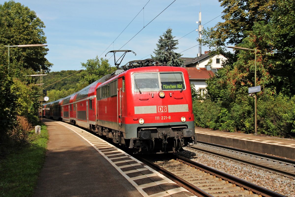 Durchfahrt am 27.08.2015 von 111 221-8 mit ihrem RE (Nürnberg Hbf - München Hbf), welcher wegen Bauarbeiten zwischen Regensburg und Landshut nur bis Regensburg Hbf verkehrt, in Etterzhausen gen Zielbahnhof.