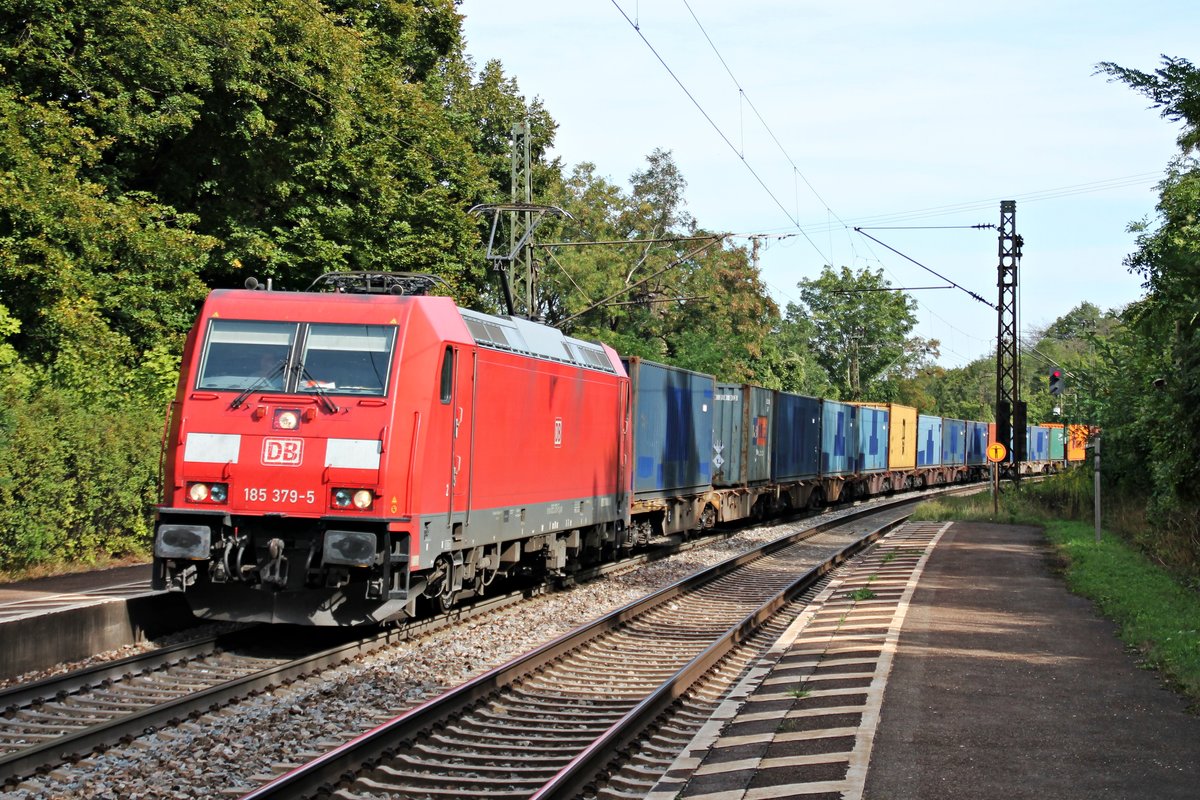Durchfahrt am 27.08.2015 von 185 379-5 mit einem Containerzug aus Richtung Süden durch Etterzhausen gen Nürnberg.