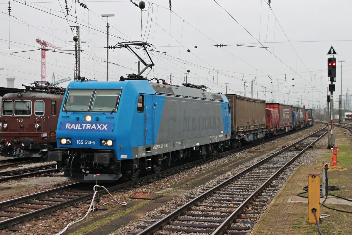 Durchfahrt am 27.11.2016 von ATLU/RTX 185 510-5 mit ihrem KLV aus Belgien/Aachen West über Gleis 1 durch den Badischen Bahnhof von Basel in Richtung Rangierbahnhof Muttenz, wo sie ihren Zug an eine Schweizer Lok abgegeben hatte.