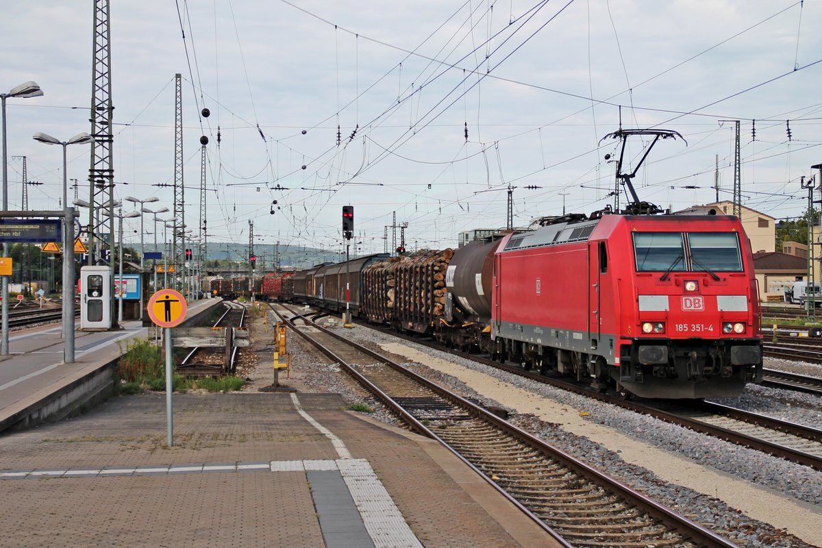 Durchfahrt am 28.08.2015 von 185 351-4 mit einem gemischten Güterzug auf Gleis 7 durch den Regensburger Hauptbahnhof in Richtung Süden.