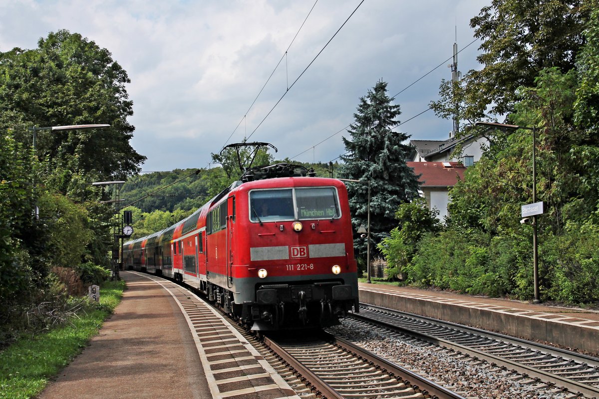 Durchfahrt am 28.08.2015 von der Nürnberger 111 221-8 mit ihrem RE (Nürnberg Hbf - München Hbf) in Etterzhausen gen Zielbahnhof.
