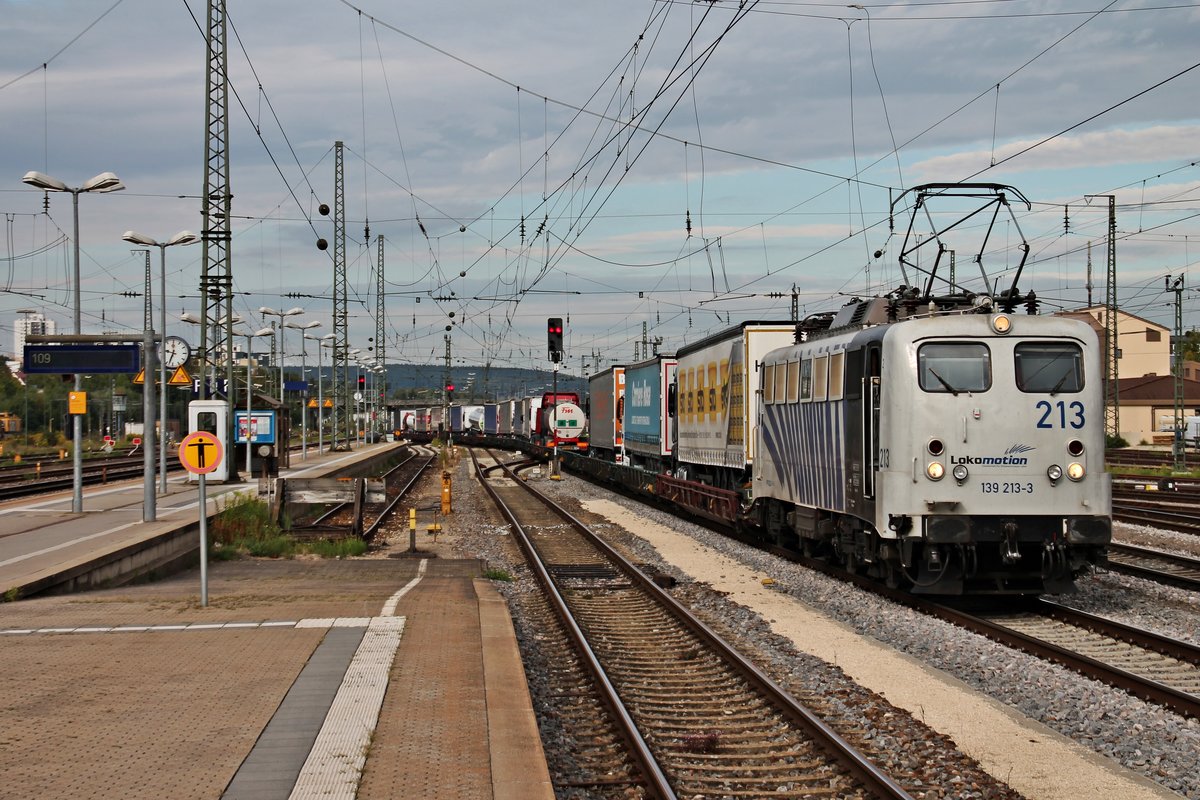 Durchfahrt am 28.08.2015 von der umgeleiteten RoLa 43848 (Trento - Regensburg Ost), welche an diesem Tag mit dem Zebra 139 213-3 und der Lomo/Kombiverkehr 185 664-0 am Zugende, als sie durch den Regensburger Hauptbahnhof in Richutng Zielbahnhof fuhren.