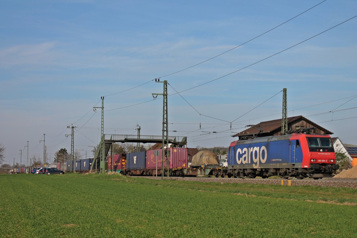 Durchfahrt am 29.03.2014 von SBB Cargo Re 482 026-2 mit einem Containerzug auf der KBS 703 in Auggen in Fahrtrichtung Schweiz.