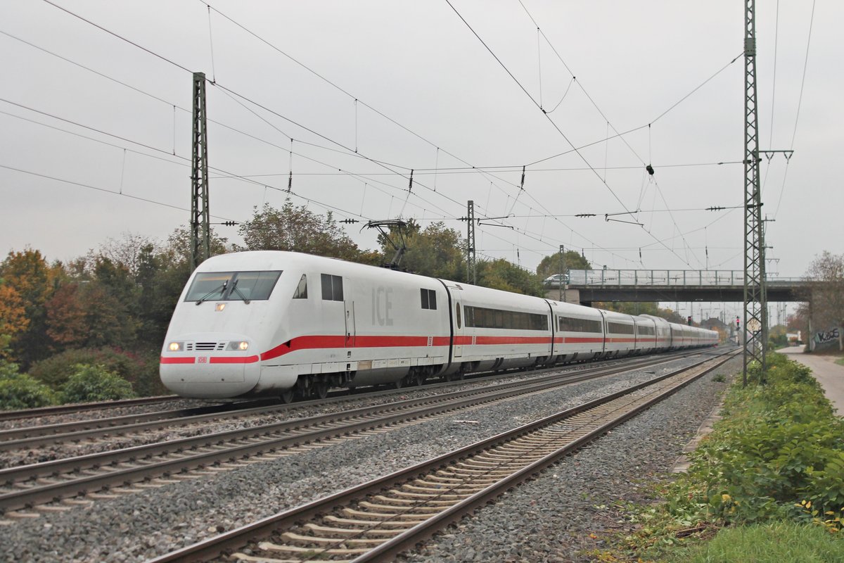 Durchfahrt am 29.10.2016 von 401 511-1 als ICE 274 (Basel SBB - Berlin Ostbahnhof) durch den Bahnhof von Müllheim (Baden) gen Freiburg (Breisgau).