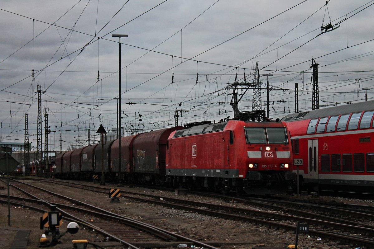 Durchfahrt am 30.01.2018 von 185 110-4 mit einem gemischten Güterzug (Mannheim Rbf - Chiasso Smistamento) über Gleis 1 durch den Badischen Bahnhof von Basel in Richtung Rangierbahnhof Muttenz.