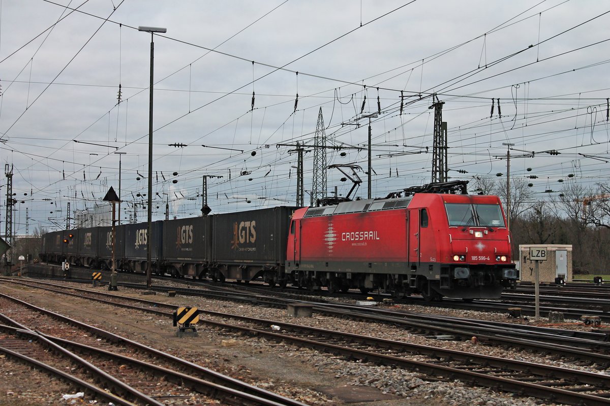 Durchfahrt am 30.01.2018 von BRLL/XRAIL 185 596-4  Suzy  mit einem  GTS -Containerzug nach Piacenza durch den Badischen Bahnhof von Basel in Richtung Rangierbahnhof Muttenz.