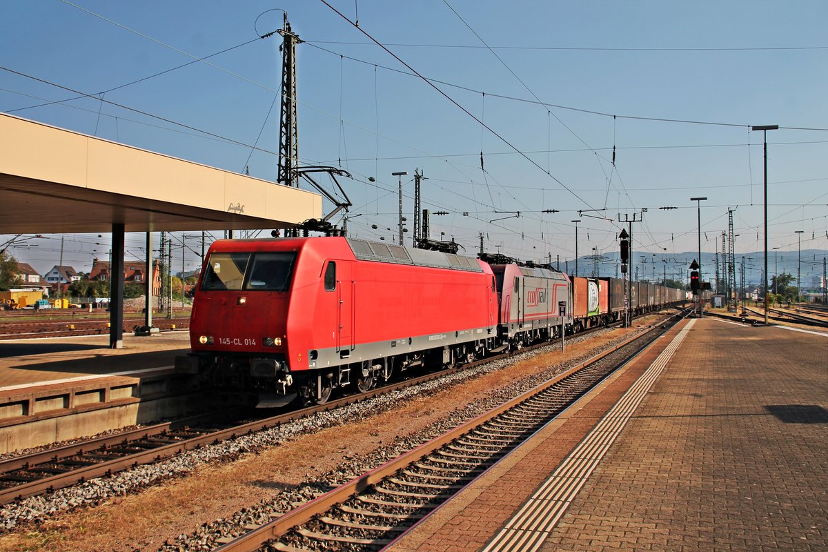 Durchfahrt am 30.09.2015 von Ascendos Rail/Crossrail 145-CL 014 (145 092-3) mit einem Containerzug nach Belgien, in dem an diesem Tag die Beacon Rail/Crossrail 185 599-8 als Wagenlok mitlief, in Basel Bad Bf über Gleis 4 in Richtung Deutschland.