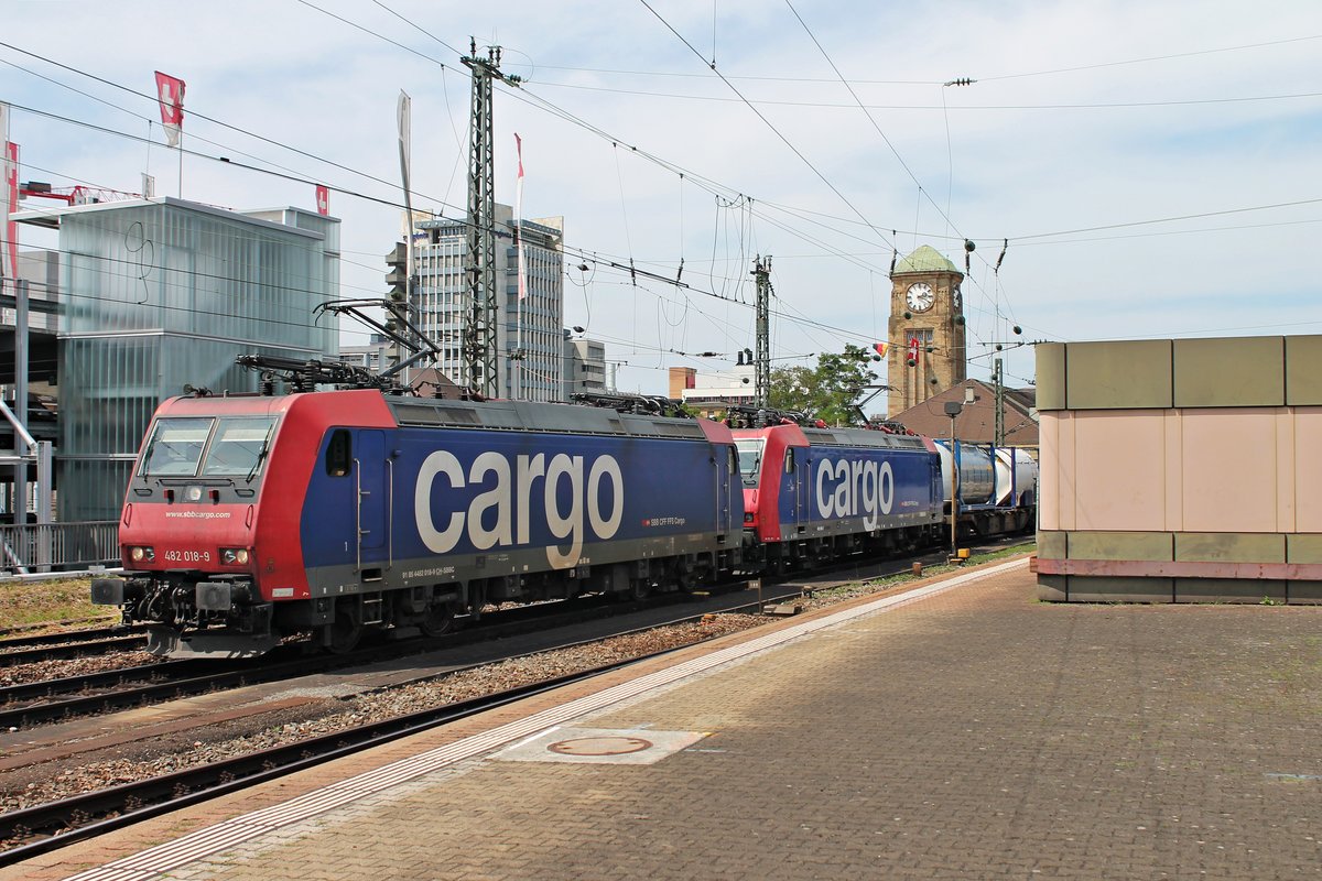 Durchfahrt am 31.07.2015 von Re 482 018-9 zusammen mit Re 482 000-7  Köln  und einem Containerzug über Gleis 1 durch den Badischen Bahnhof von Basel in Richtung Rangierbahnhof Muttenz.