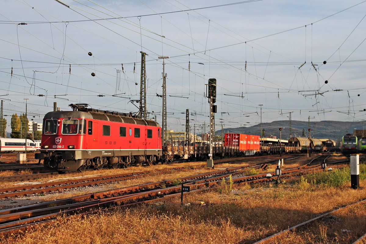 Durchfahrt am Abend des 04.10.2017 von Re 620 056-2  Travers  mit einem langen gemischten Güterzug über Gleis 1 durch den Badischen Bahnhof von Basel in Richtung Rheinhafen. (Fotostandpunkt von öffentlich zugänglichen Parkplatz)