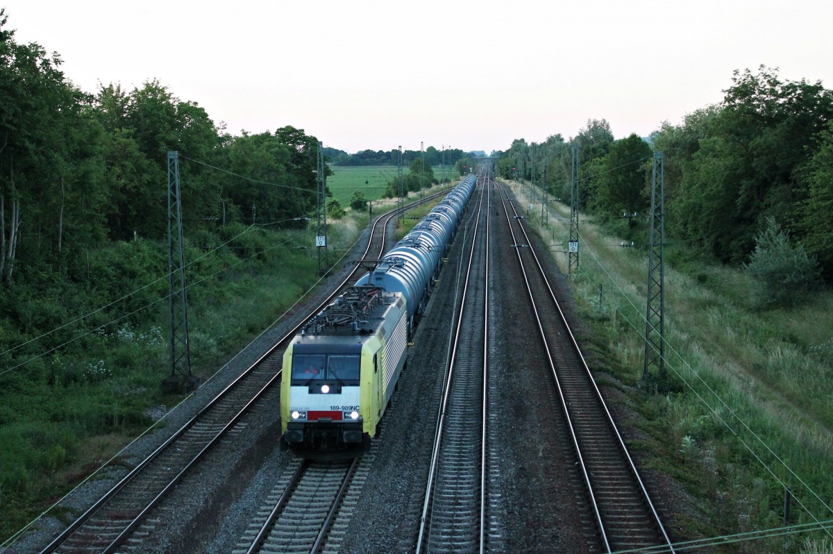 Durchfahrt am Abend des 06.06.2014 von 189-989NC (ES 64 F4-089) von SBB Cargo mit einem Kesselwagenzug in Orschweier gen Schweiz.