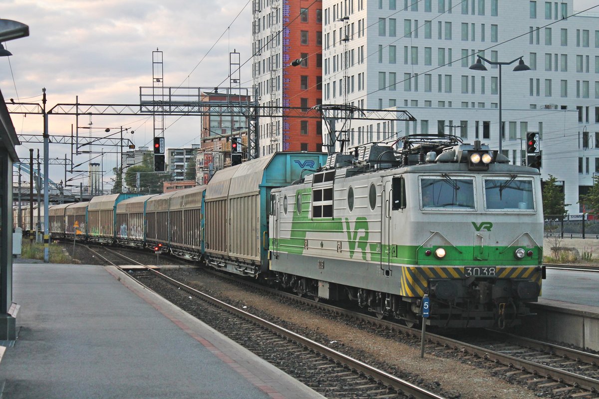 Durchfahrt am Abend des 10.07.2019 von Sr1 3038 mit einem Güterzug über Gleis 4 durch den Bahnhof von Tampere in Richtung Güterbahnhof.