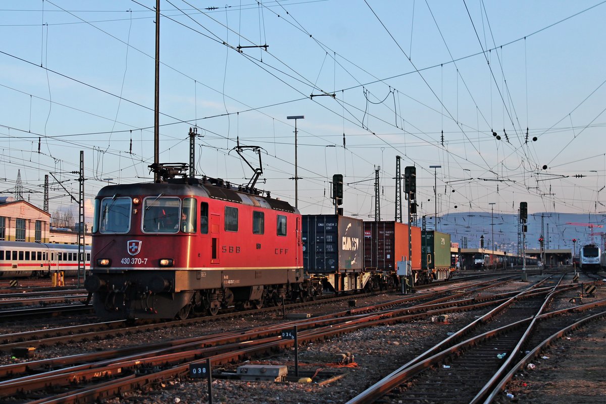 Durchfahrt am Abend des 14.02.2018 von Re 430 370-7 mit einem sehr kurzen Containerzug über Gleis 1 durch den Badischen Bahnhof von Basel in Richtung Rheinhafen.