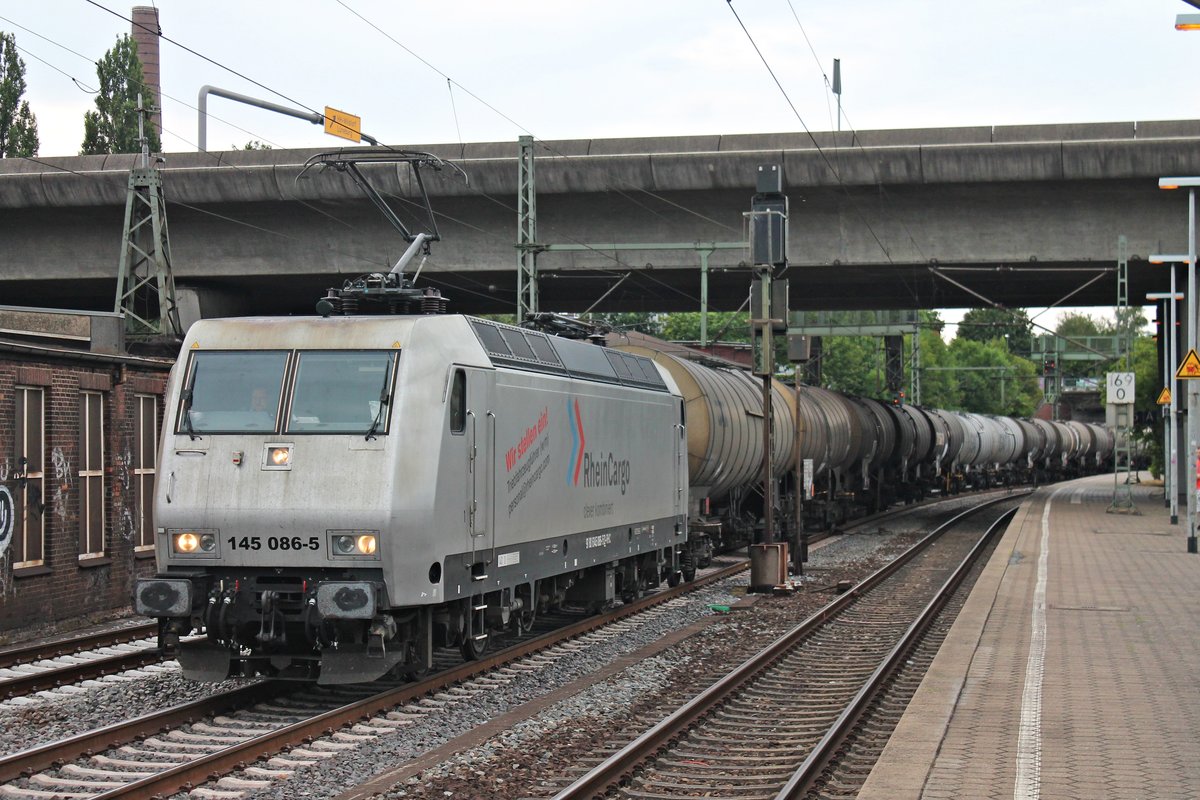 Durchfahrt am Abend des 18.07.2019 von RHC 145 086-5 mit einem langen Kesselzug durch den Bahnhof von Hamburg Harburg in Richtung Rangierbahnhof Maschen.