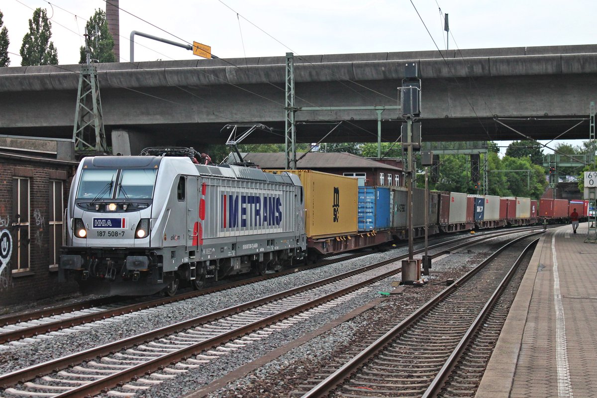 Durchfahrt am Abend des 18.07.2019 von AKIEM/MT 187 508-7  METRANS  mit ihrem Containerzug (Hamburg Dradenau - München Riem Ubf) durch den Bahnhof von Hamburg Harburg in Richtung Rangierbahnhof Maschen.