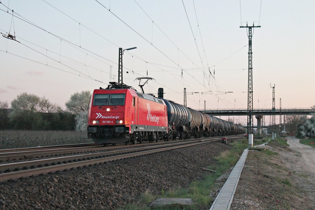 Durchfahrt am Abend des 28.03.2017 von Maqaurie/RHC 2051 (185 582-4) mit einem leeren Kesselzug durch die Gleisanlagen von Müllheim (Baden) in RIchutng Freiburg (Breisgau).