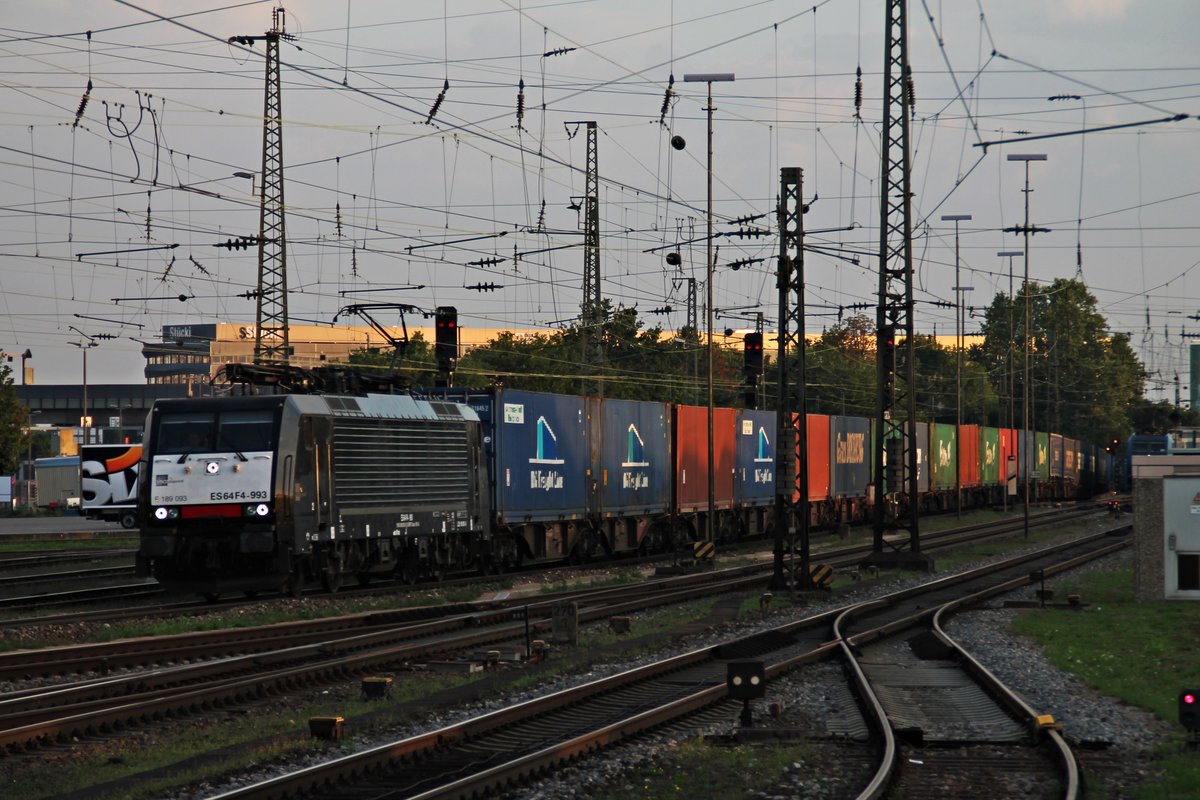 Durchfahrt am frühen Morgen des 01.08.2017 von MRCE/SBBCI ES 64 F4-993 (189 093-8) und einem Containerzug über Gleis 1 durch den Badischen Bahnhof von Basel in Richtung Rangierbahnhof Muttenz.