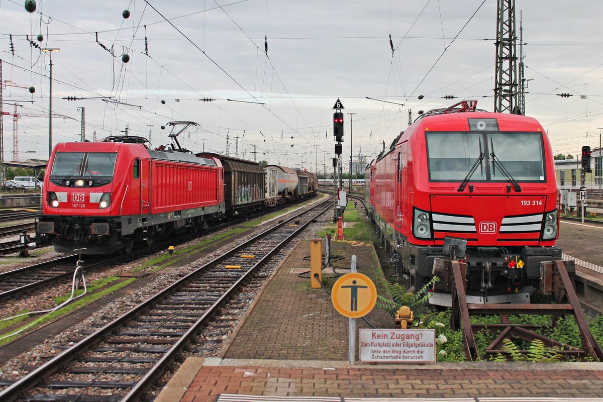 Durchfahrt am frühen Morgen des 11.06.2018 von 187 126 mit einem gemischten Güterzug über Gleis 1 durch den Badischen Bahnhof von Basel in Richtung Rangierbahnhof Muttenz, als sie an 193 314 und 193 312  Das ist Grün , welche auf Gleis 95 abgestellt waren, vorbei fuhr.