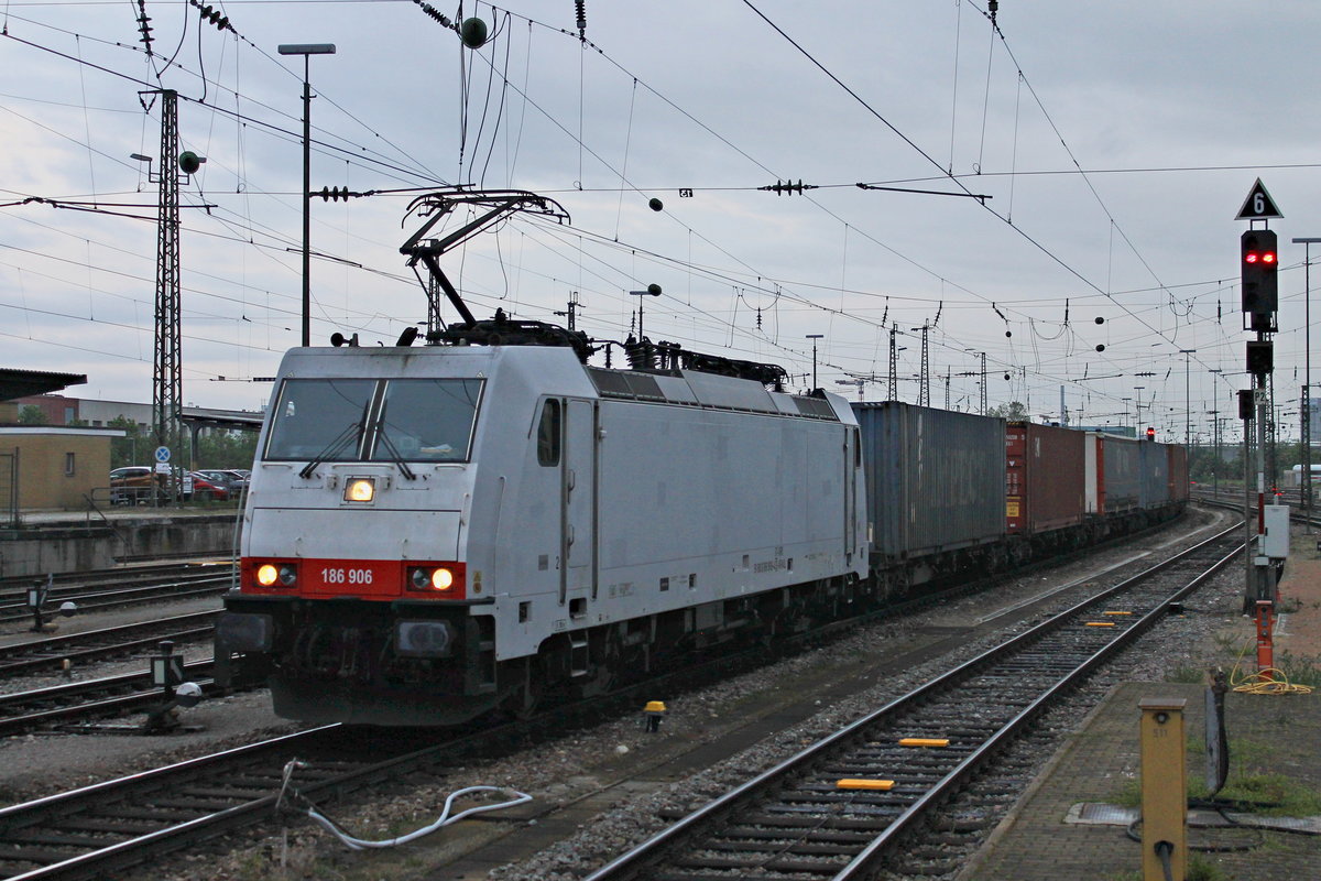 Durchfahrt am frühen Morgen des 21.05.2019 von Maquarie/XRAIL/TXL 186 906 mit einem Containerzug nach Italien über Gleis 1 durch den Badischen Bahnhof von Basel in Richtung Rangierbahnhof Muttenz.