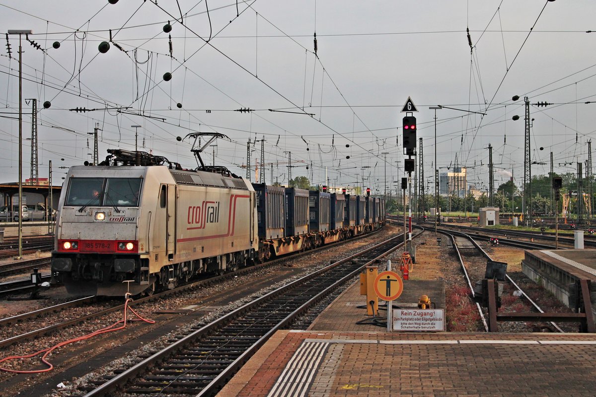 Durchfahrt am frühen Morgen des 12.05.2015 von Crossrail 185 578-2 mit einem Stahl-Containerzug aus Wanne-Eikel in Basel Bad Bf gen Muttenz.