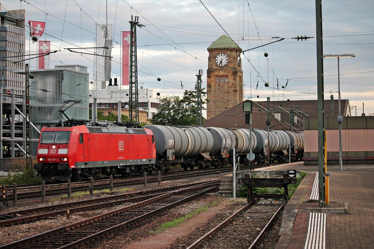 Durchfahrt am frühen Morgen des 09.07.2015 von der Mannheimer 185 097-3 in Basel Bad Bf über Gleis 1 mit einem Kesselwagenzug, den sie von Basel Bad Rbf in den Rangierbahnhof Muttenz brachte.