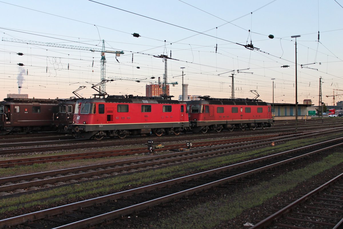 Durchfahrt am frühen Morgen des 31.07.2015 von SBB Cargo Re 4/4 11334 zusammen mit Re 6/6 11676  Zurzach  als Lokzug über Gleis 1 durch den Badiscehn Bahnhof von Basel gen Rangierbahnhof Muttenz. Zuvor brachten sie einen Containerzug nach Basel bad Rbf/Weil am Rhein.