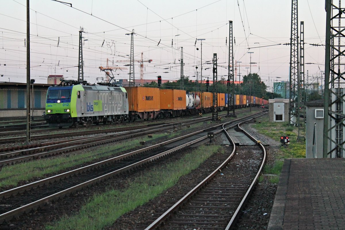 Durchfahrt am frühen Morgen des 07.08.2015 von Re 485 012-9 mit einem Containerzug (Wanne-Eikel - Melzo) über Gleis 1 durch den Badischen Bahnhof von Basel in Richtung Rangierbahnhof Muttenz.