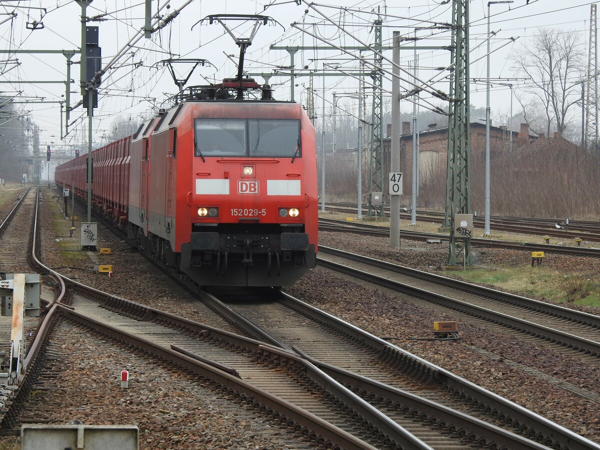 Durchfahrt am Gleis 1 in Fürstenwalde /Spree am 03.03.23. zweimal BR 152 der DB Cargo