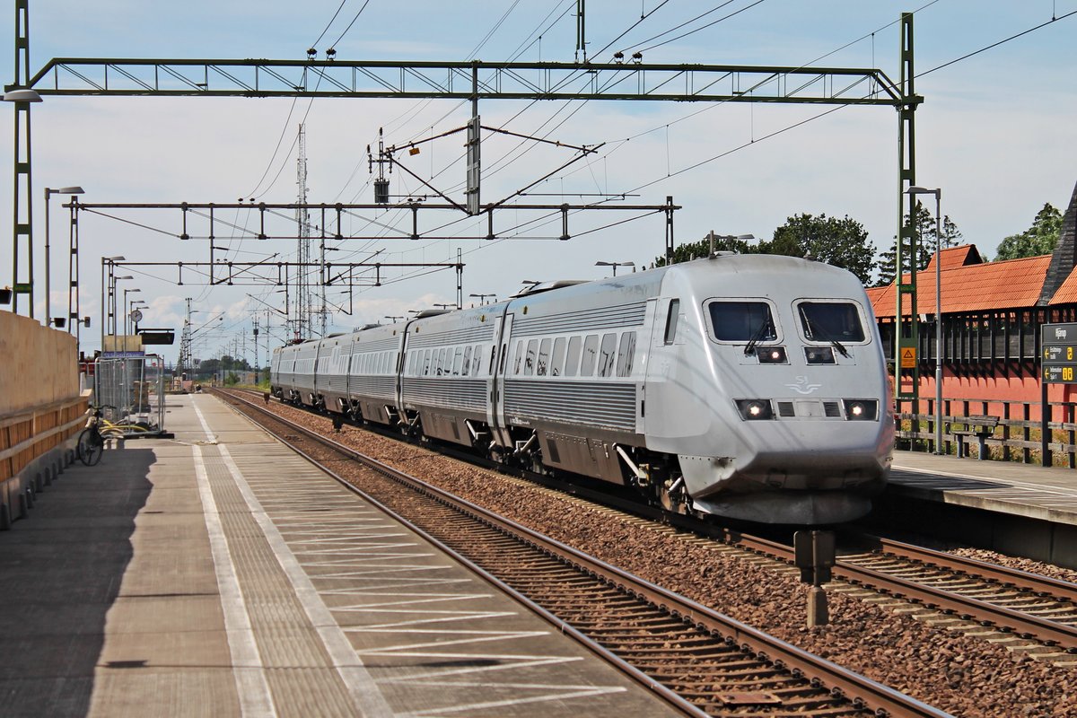 Durchfahrt am Mittag des 17.07.2019 von UB2X 2506 zusammen mit X2 2030 als SJ Snabbtåg durch den Haltepunkt von Hjärup in Richtung Lund.