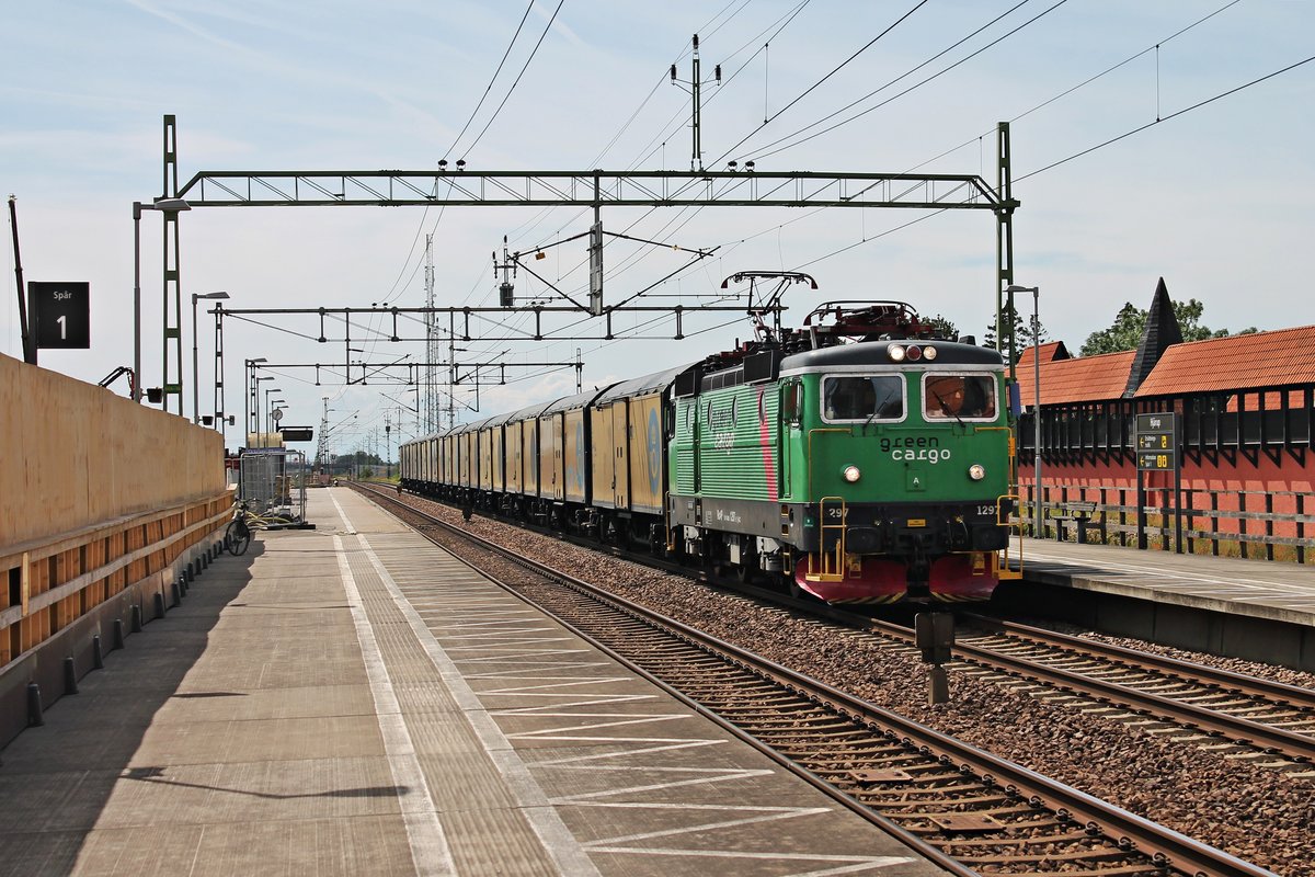 Durchfahrt am Mittag des 17.07.2019 von GreenCargo Rc4P 1297 mit einem Postzug aus Malmö durch den Haltepunkt von Hjräup in Richtung Lund. 
