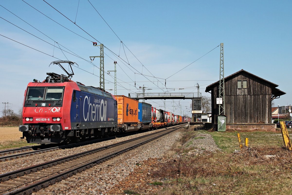 Durchfahrt am Mittag des 20.03.2019 von Re 482 028-8  ChemOil Logistics AG  durch den Haltepunkt von Auggen mit einem langen Containerzug nach Italien in Richtung Basel.