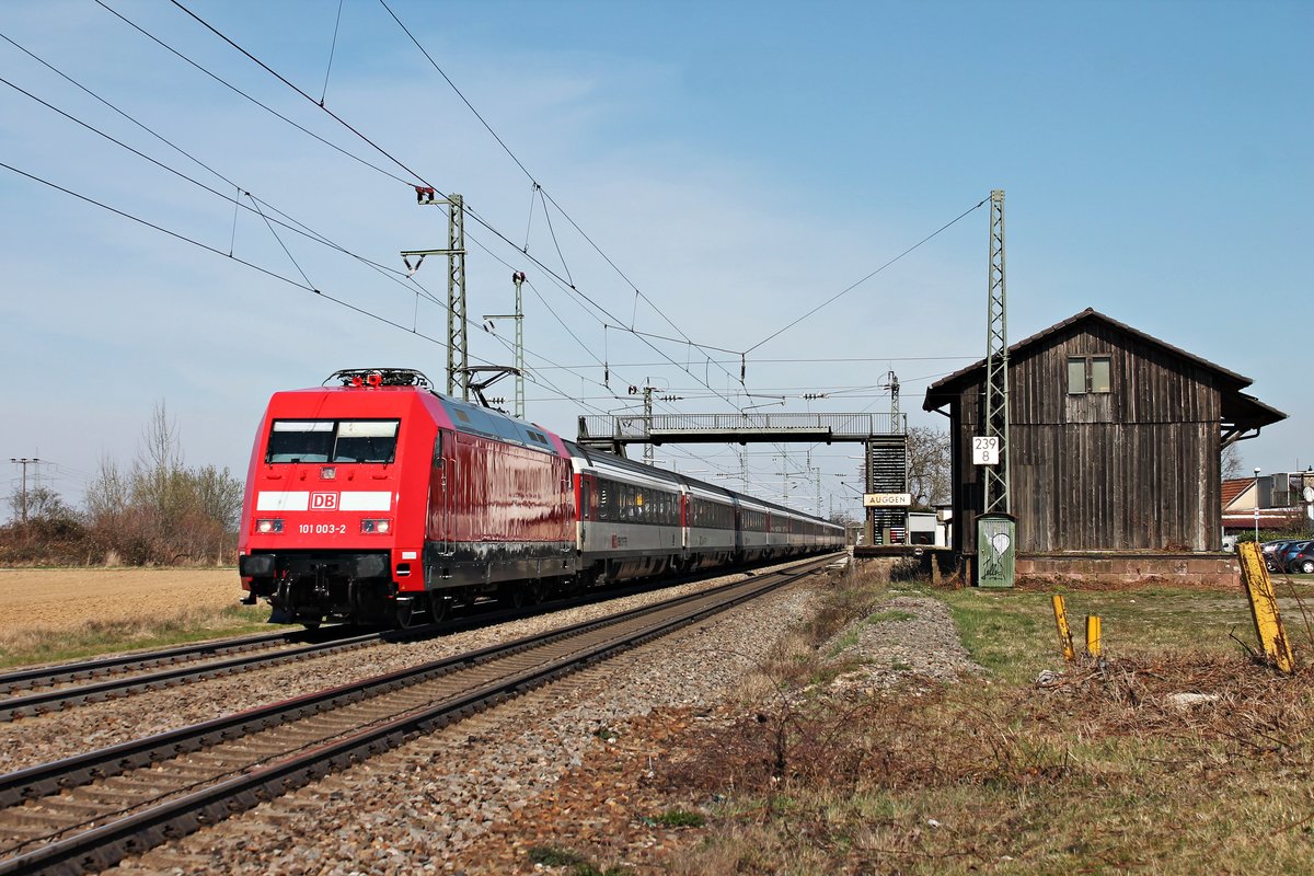 Durchfahrt am Mittag des 20.03.2019 von der frisch revidierten 101 003-2 (REV/LDX/18.03.19) mit dem EC 7 (Hamburg Altona - Interlaken Ost) durch den Haltepunkt von Auggen in Richtung Basel, wo sie ihren Zug dann an die SBB übergeben wird.