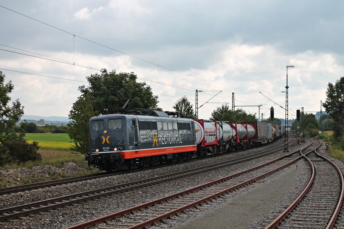 Durchfahrt am Mittag des 20.09.2017 von HCTOR 162.003 (151 027-0)  Metropolis  mit dem  van Dijk -Containerzug, welcher nach Rheinhausen ging, als Rastatt-Umleiter durch den Bahnhof von Welschingen-Neuhausen in Richtung Norden.