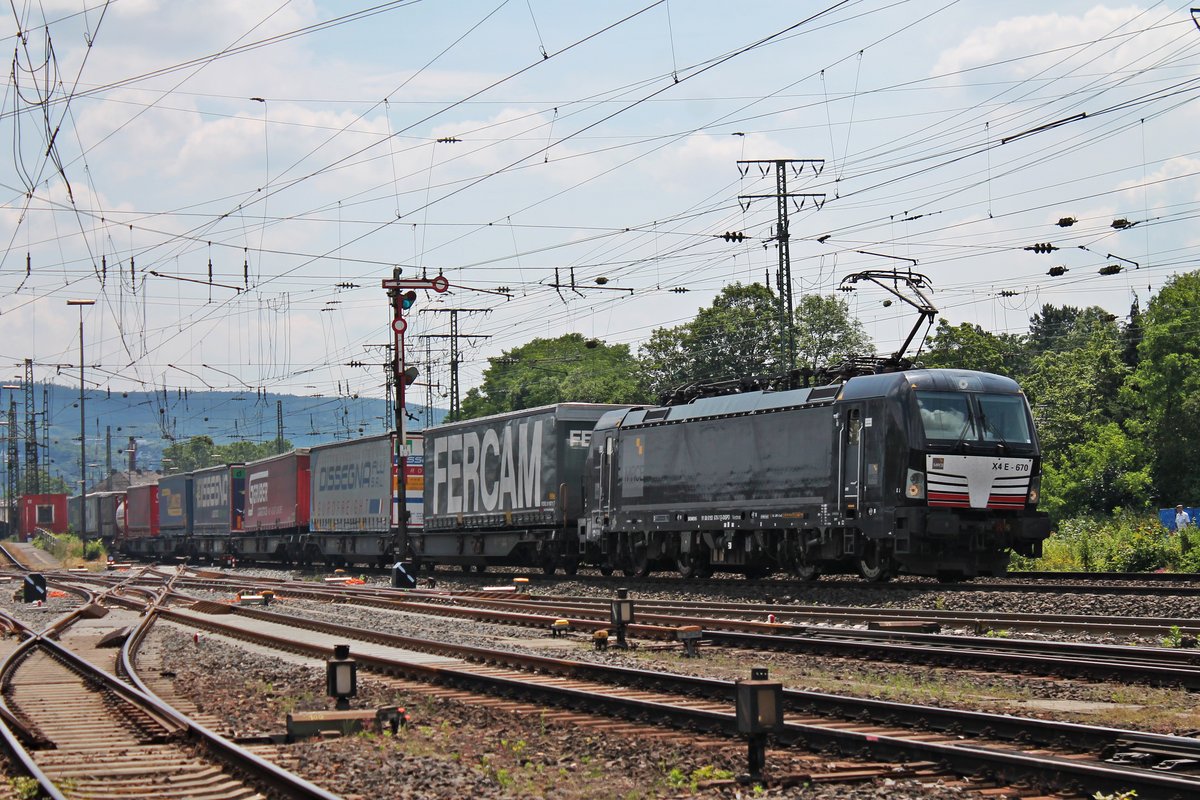 Durchfahrt am Mittag des 22.06.2019 von MRCE/TXL X4 E-670 (193 670-7), als diese mit ihrem KLV (Verona Q. E. - Köln Eifeltor) durch den Rangierbahnhof von Koblenz Lützel vorbei in Richtung Andernach fuhr.