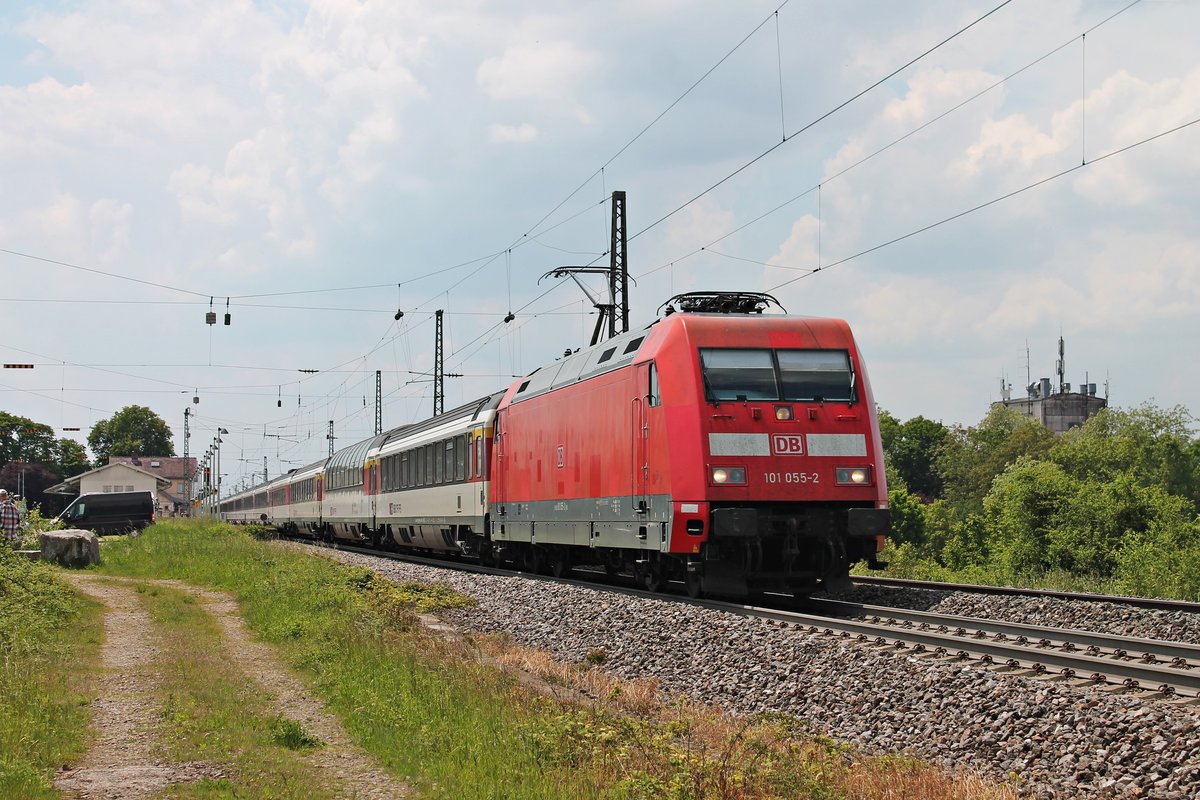 Durchfahrt am Mittag des 25.05.2019 von 101 055-2 mit dem EC 8 (Zürich HB - Hamburg Altona), als sie durch den Bahnhof von Heiterhsiem im Markgräflerland in Richtung Freiburg (Breisgau) fuhr.