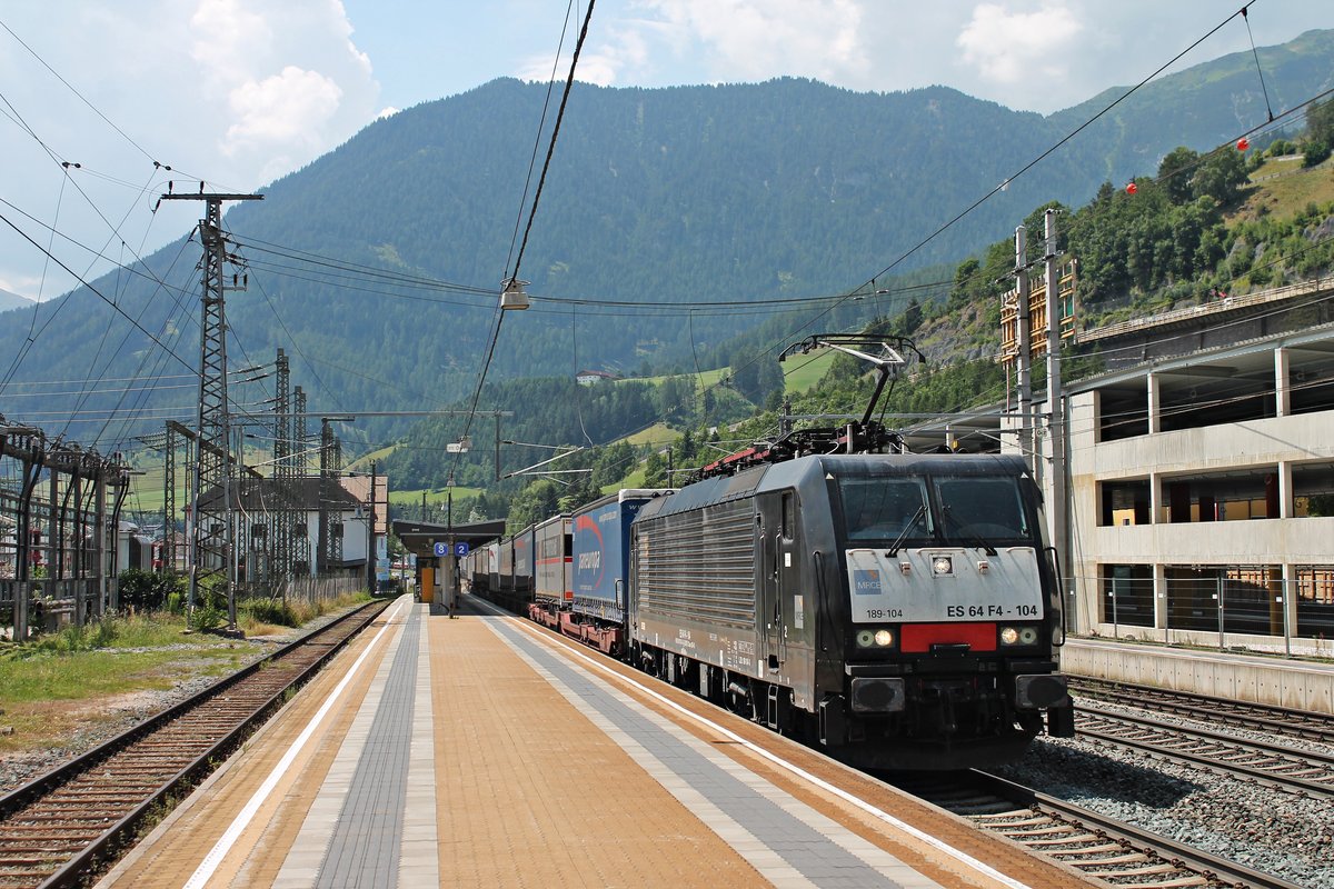 Durchfahrt am Morgen des 03.07.2018 von MRCE/LM ES 64 F4-104 (189 104-3) mit dem TEC 43820 (Verona Q. E. - Bremen Grolland)  TERRATRANS/paneuropa -KLV durch den Bahnhof von Matrei am Brenner in Richtung Inntal.