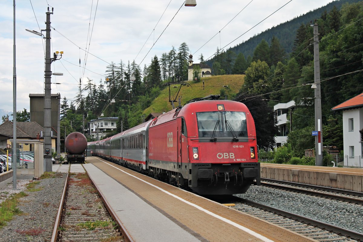 Durchfahrt am Morgen des 04.07.2018 von 1216 021 (E 190 021) mit dem EC 81 (Innsbruck Hbf - Bologna C.) durch den Bahnhof von Steinach in Tirol in Richtung Brenner.