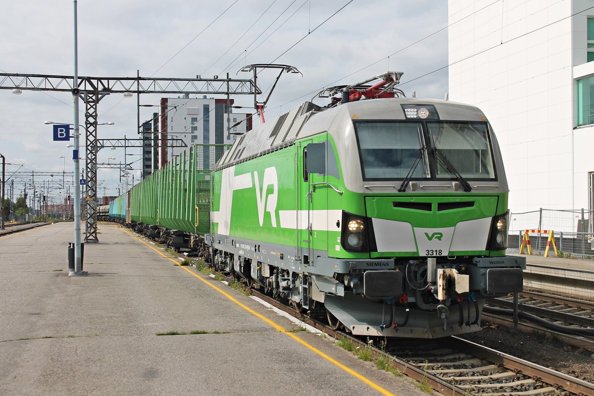 Durchfahrt am Morgen des 10.07.2019 von Sr3 3318 mit einem gemischten Güterzug über Gleis 2 durch den Bahnhof von Oulu in Richtung Norden.