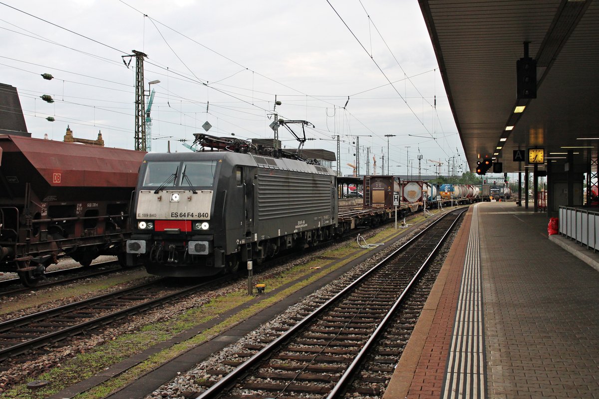 Durchfahrt am Morgen des 13.07.2015 von MRCE/SBB Cargo International ES 64 F4-840 (189 840-2) mit einem Containerzug nach Italien durch den Badischen Bahnhof von Basel in Richtung Rangierbahnhof Muttenz.