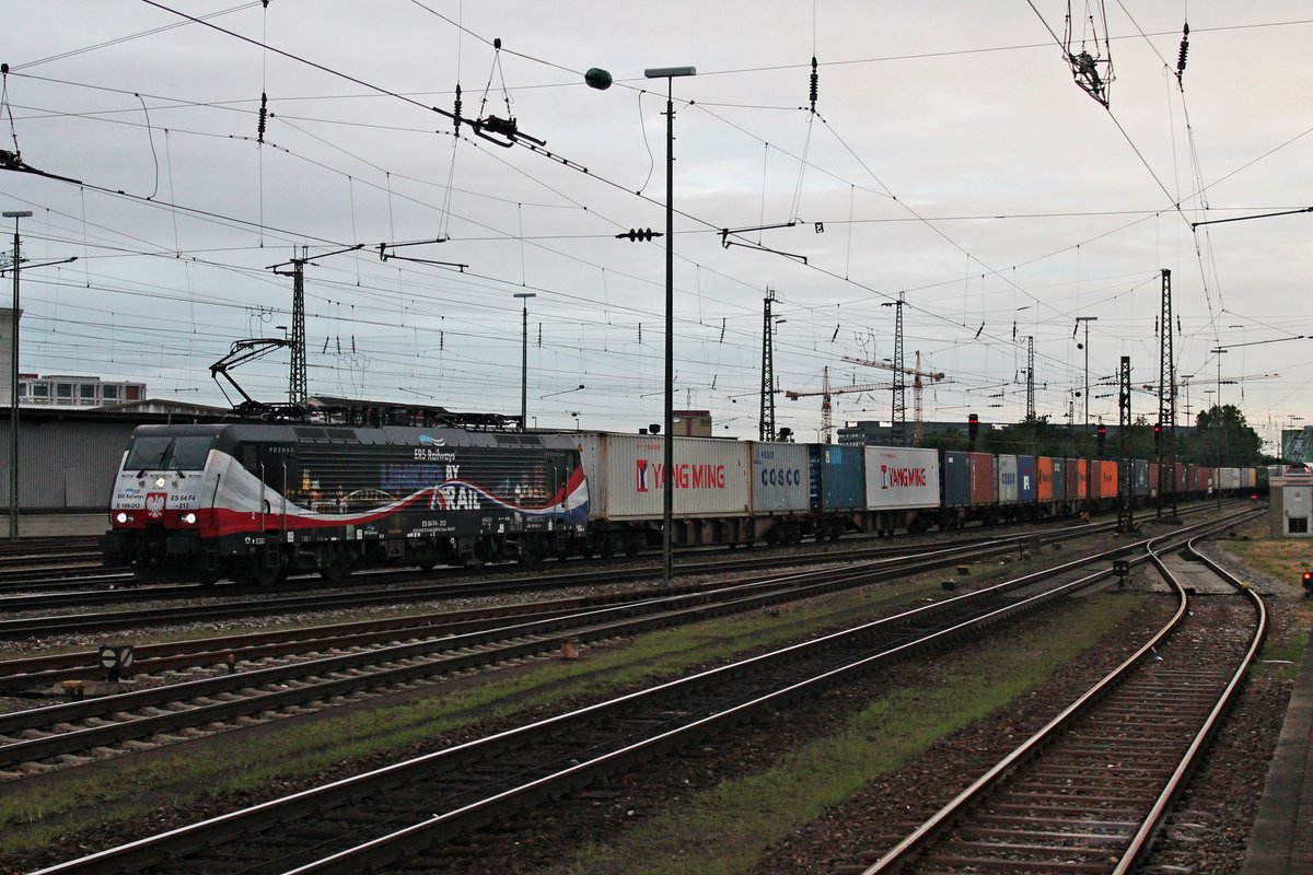 Durchfahrt am Morgen des 29.07.2015 von ES 64 F4-212 (189 212-4)  Linked by Rail  mit einem Containerzug aus Holland durch den Badischen Bahnhof von Basel über Gleis 1 in Richtung Rangierbahnhof Muttenz.
