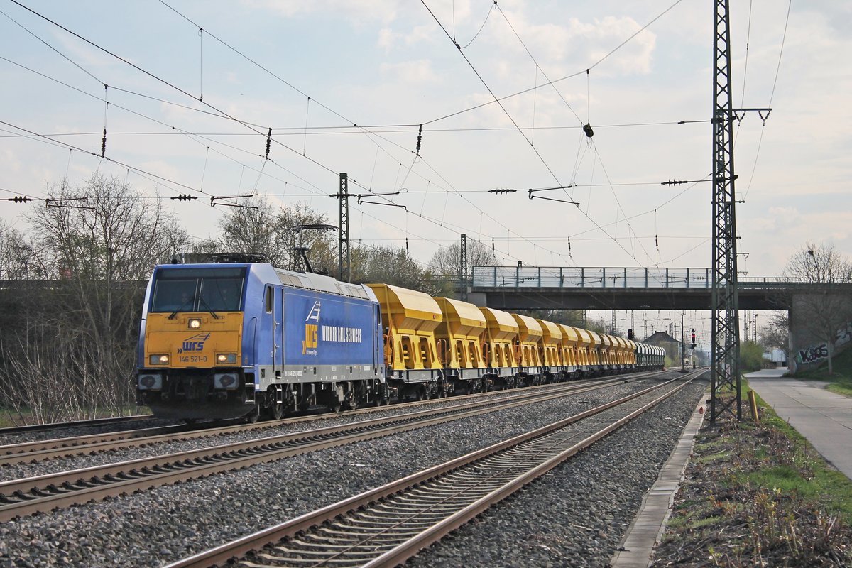 Durchfahrt am Nachmittag des 02.04.2019 von Maquarie/WRS 146 521-0  Widmer Rail Services  mit dem leeren Schotterzug nach Hochstadt-Marktzeuln, durch den Bahnhof von Müllheim (Baden) über die Rheintalbahn in Richtung Freiburg (Breisgau).