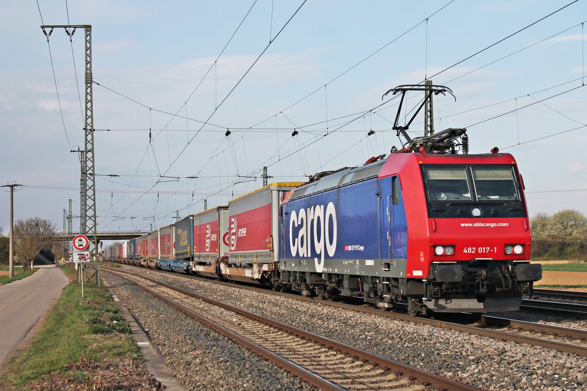 Durchfahrt am Nachmittag des 02.04.2019 von Re 482 017-1 mit einem  arcese -KLV, welchen sie seit Aachen West bespannte, durch den Bahnhof von Müllheim (Baden) in Richtung Schweiz.