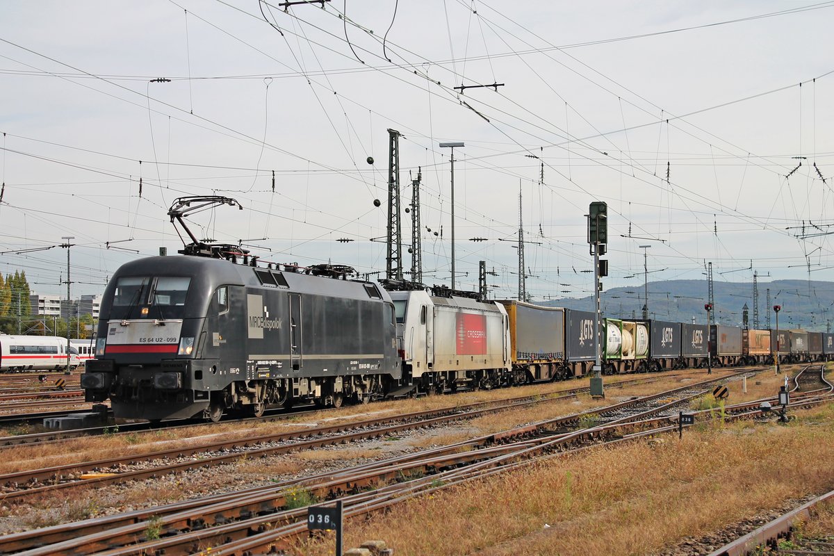 Durchfahrt am Nachmittag des 04.10.2017 von MRCE/XRAIL ES 64 U2-099 (182 599-1) zusammen mit Macquarie/XRAIL 186-150 als Wagenlok und einem Containerzug durch den Badischen Bahnhof von Basel in Richtung Deutschland. (Fotostandpunkt von öffentlich zugänglichen Parkplatz!!)
