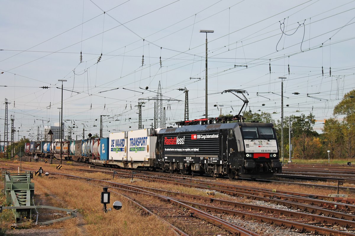 Durchfahrt am Nachmittag des 04.10.2017 von MRCE/SBBCI ES 64 F4-290 (189 290-0)  Rastattless/AusgeRastatt  mit einem langen Containerzug aus Rotterdam durch den Badischen Bahnhof von Basel in Richtung Rangierbahnhof Muttenz, wo sie den Zug dann verlassen wird. (Fotostandpunkt von öffentlich zugänglichen Parkplatz)