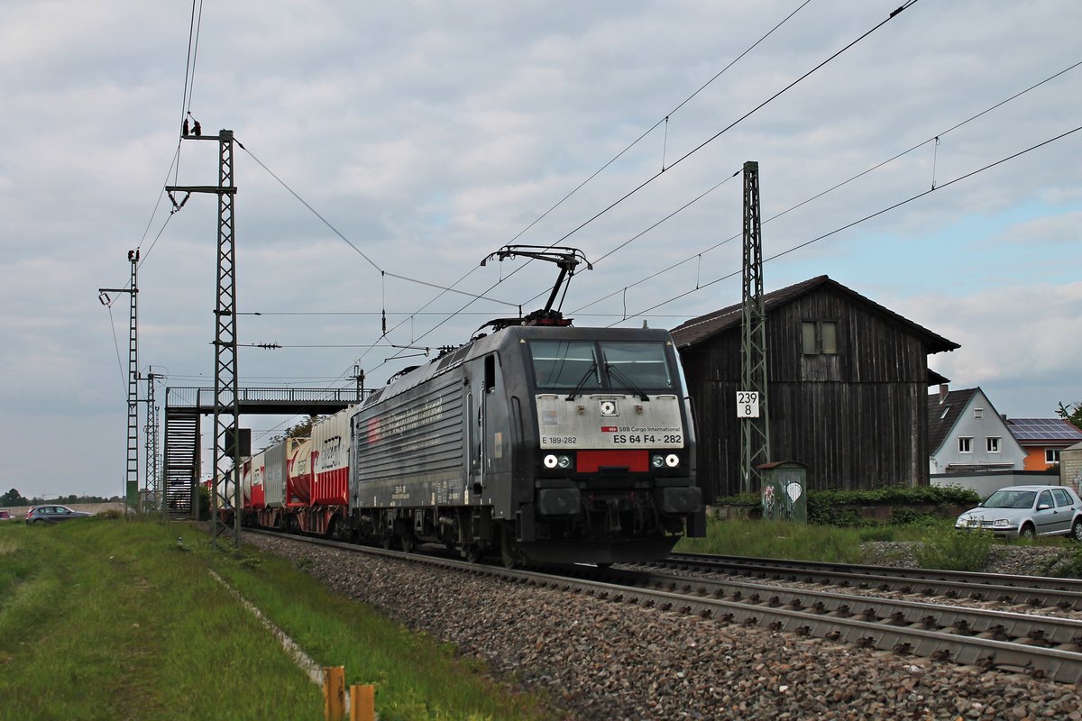 Durchfahrt am Nachmittag des 06.05.2019 von MRCE/SBBCI ES 64 F4-282 (189 282-7)  SBB Cargo International  mit einem langen Containerzug nach Italien durch den Haltepunkt von Auggen in Richtung Schweiz.